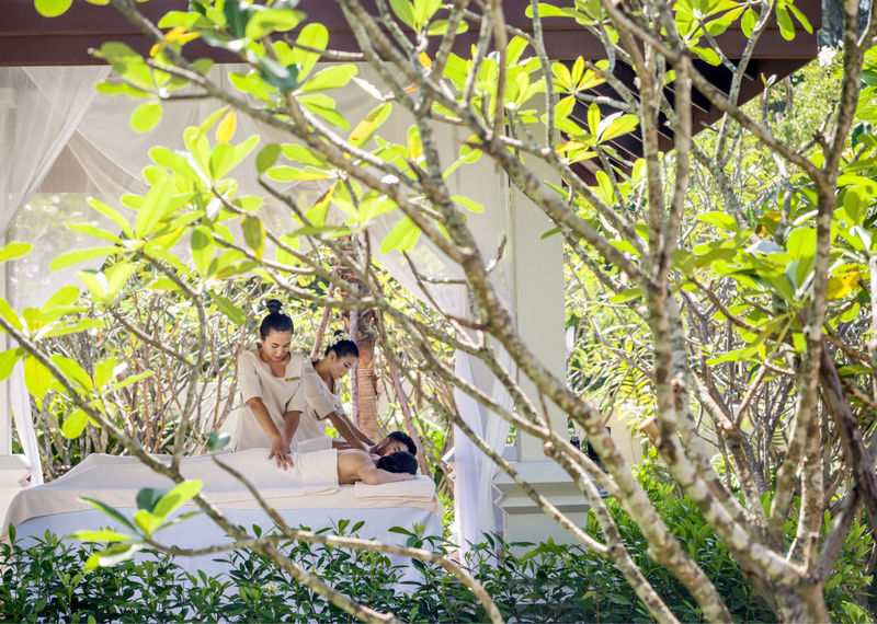 Spa tailandês tradicional com ambiente tranquilo e vista para natureza tropical