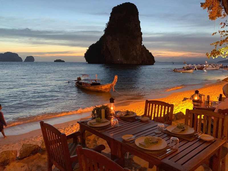 The Grotto no Rayavadee Resort, um restaurante único sob uma caverna de calcário na Phra Nang Beach, famoso pelos jantares ao pôr do sol