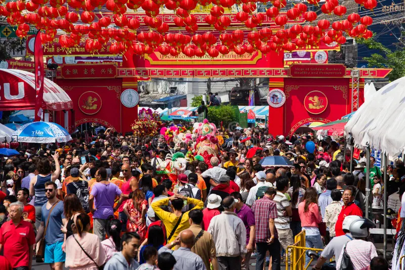 Uma multidão de pessoas percorre as ruas de Chinatown durante as comemorações do Ano Novo Chinês