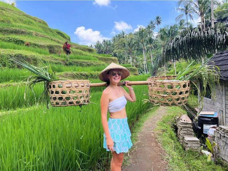 As camadas verdes dos campos de arroz brilham sob o sol tropical nas proximidades de Ubud, Indonésia (Crédito: Bonding Explorers)