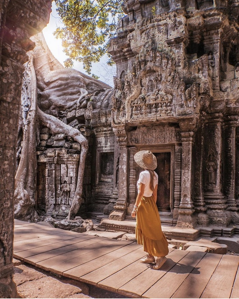 As majestosas torres de pedra de Angkor Wat refletem-se perfeitamente no lago ao nascer do sol