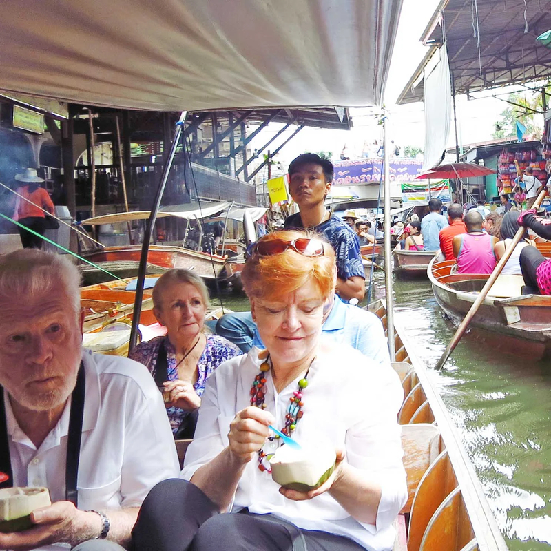 Barcos tradicionais navegando pelos canais do mercado flutuante