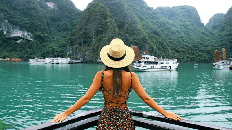 Cruzeiro luxuoso navegando pelas águas calmas da Baía de Halong