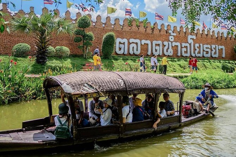 Mercado Flutuante de Ayothaya, onde barcos vendem comida tradicional e artesanato típico da Tailândia