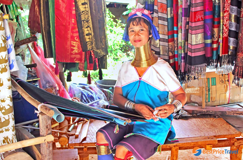 Mulheres da tribo Karen, conhecidas pelos anéis de latão no pescoço, tecendo roupas tradicionais coloridas