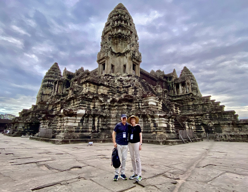 Nascer do sol inesquecível no majestoso templo de Angkor Wat