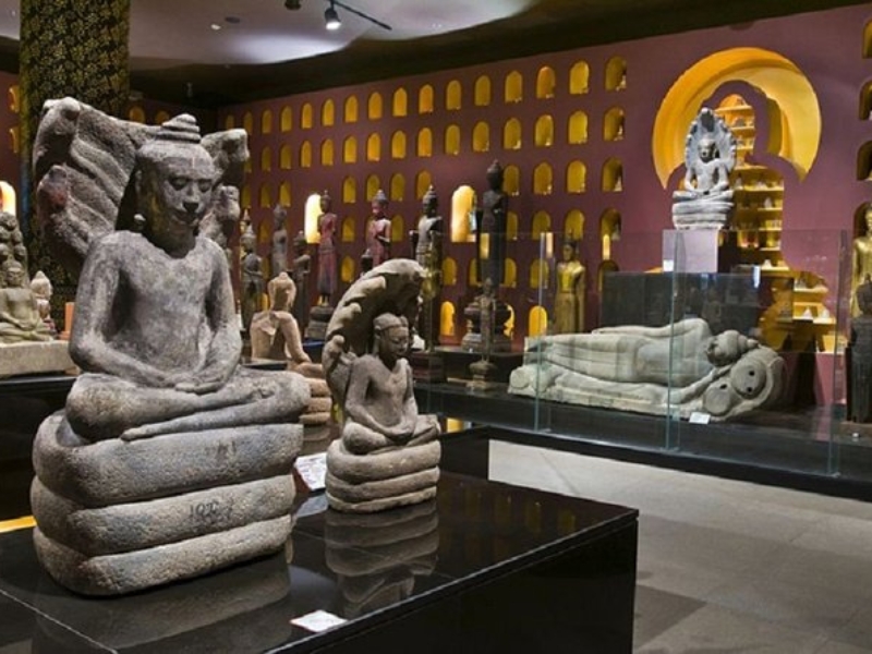 O Museu Nacional de Angkor oferece um contexto histórico essencial, ajudando os visitantes a compreender a civilização Khmer, sua religião e a arquitetura dos templos de Angkor.
