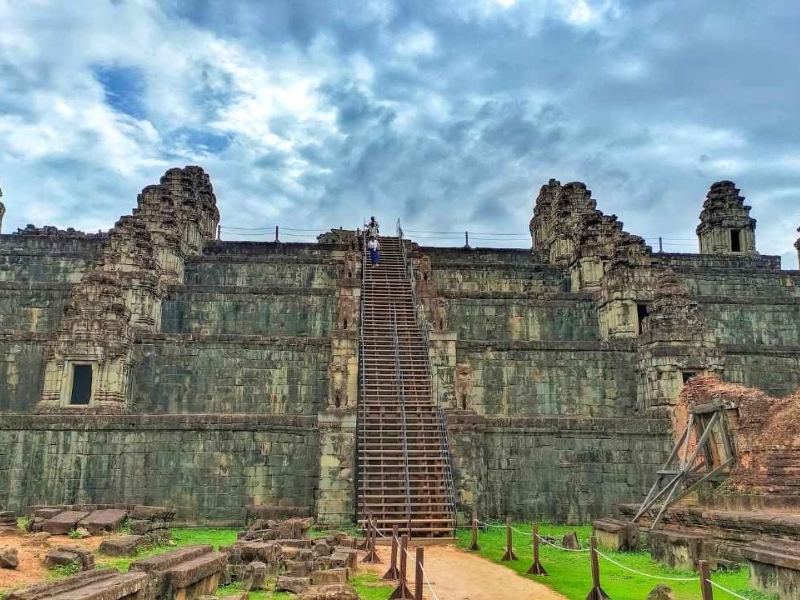 O Phnom Bakheng é um dos melhores lugares em Angkor para apreciar um pôr do sol tranquilo e admirar a vasta floresta ao redor dos templos.