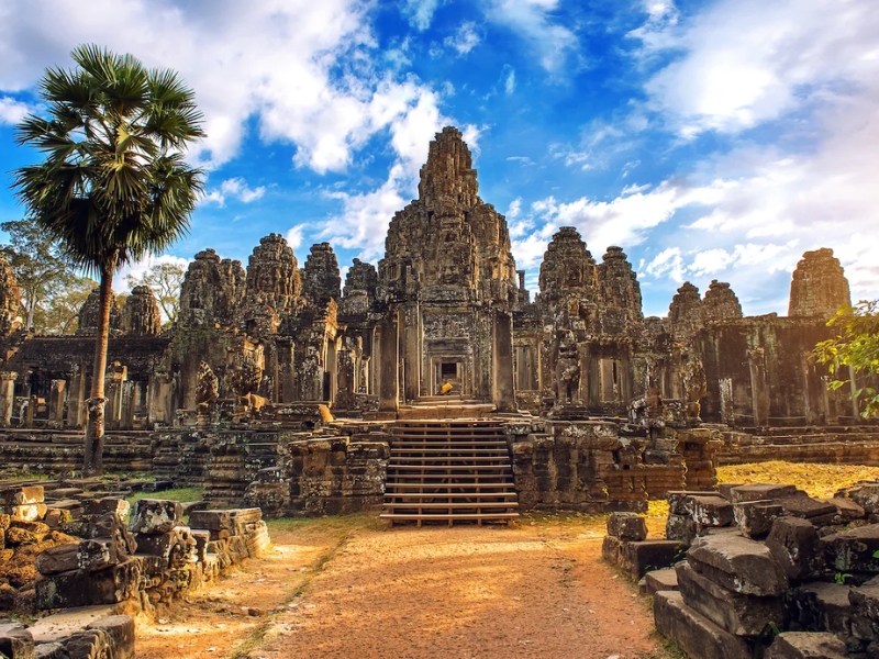 Os serenos rostos de pedra do Templo Bayon criam uma das experiências mais memoráveis e espirituais dentro do complexo de Angkor.
