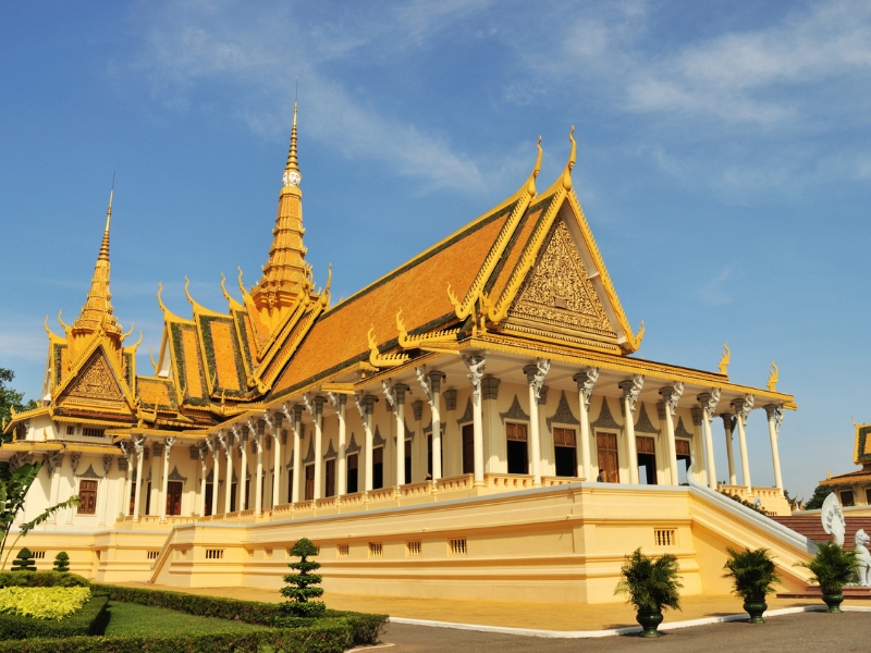 O Royal Palace (Palácio Real) e a Silver Pagoda (Pagoda de Prata), em Phnom Penh (Pnom Penh), exibem a elegância da arquitetura real Khmer e representam a monarquia viva do Camboja.