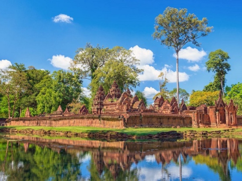 Banteay Srei é conhecido por possuir as esculturas em pedra mais refinadas e detalhadas do Camboja, esculpidas em delicado arenito rosa.