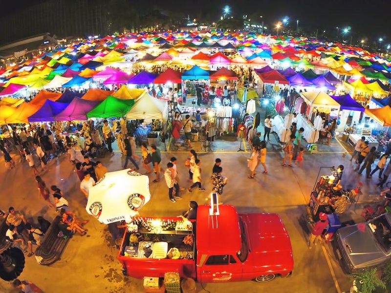 O Chiang Mai Night Bazaar é um famoso mercado noturno em Chiang Mai