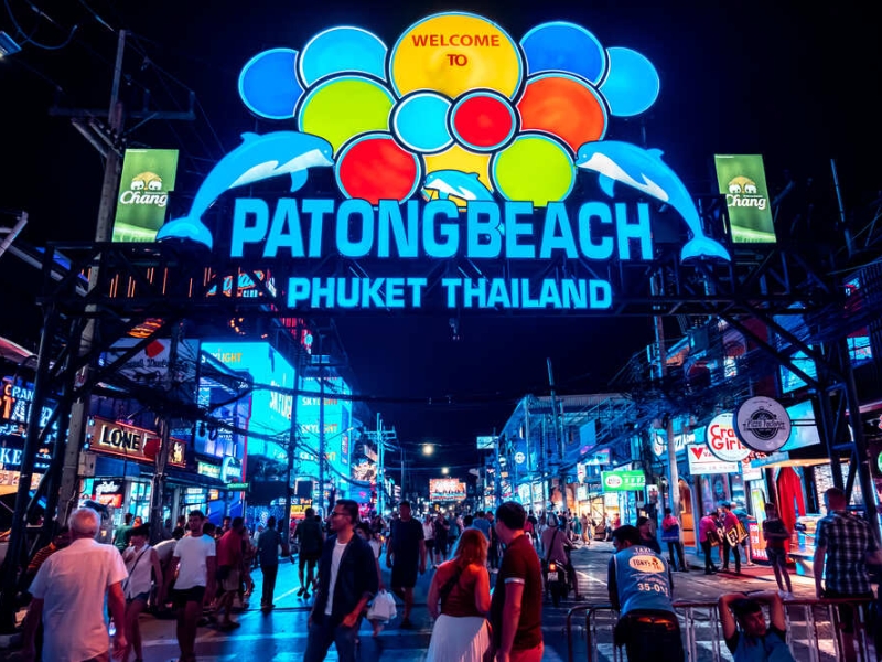 O bairro de Patong é o distrito turístico e de vida noturna mais popular de Phuket