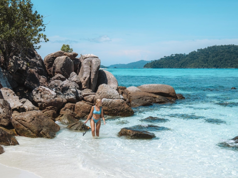 Koh Lipe é uma pequena ilha famosa por suas águas cristalinas e praias de areia branca