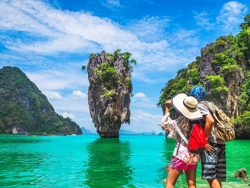 James Bond Island é uma famosa ilha de calcário na Baía de Phang Nga