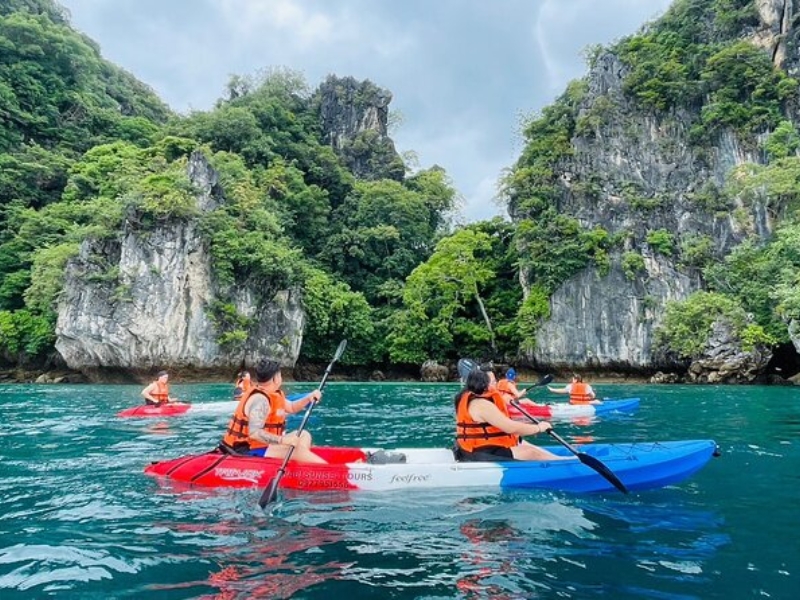 Fazer caiaque em Krabi permite explorar impressionantes falésias de calcário e lagoas escondidas