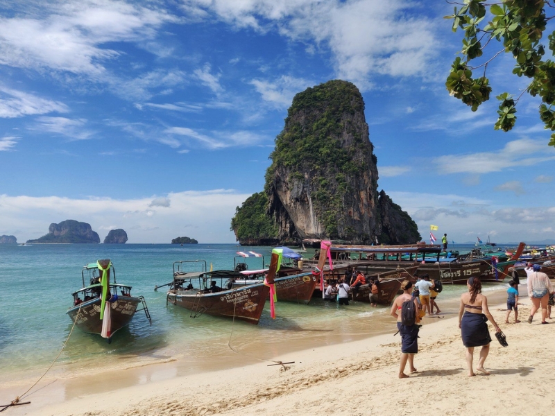 Ao Nang Beach é a principal praia e o centro turístico de Krabi