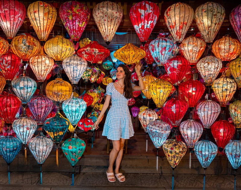Ruas históricas de Hoi An iluminadas por lanternas coloridas