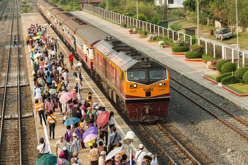 Trem saindo da estação Hua Lamphong em Bangkok rumo a Ayutthaya, uma das formas mais populares de chegar à antiga capital
