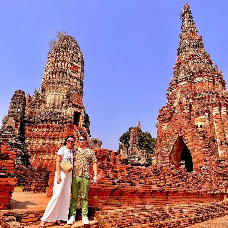 Use uma vestimenta respeitosa ao visitar templos em Ayutthaya, cobrindo ombros e joelhos