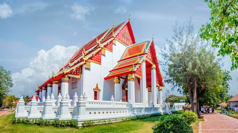 Viharn Phra Mongkol Bophit, famoso por abrigar uma das maiores estátuas de Buda em bronze da Tailândia