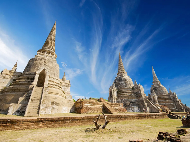 Wat Phra Si Sanphet, o templo real mais importante da antiga capital de Ayutthaya, famoso por suas três torres chedi icônicas