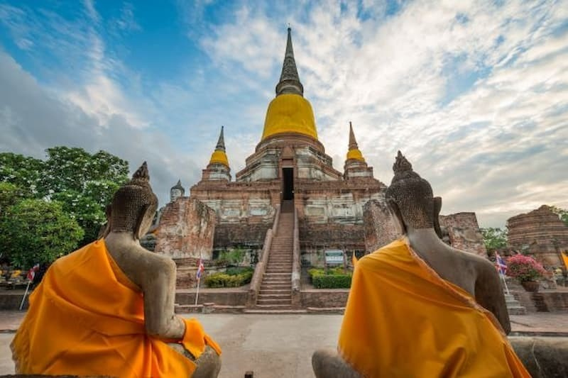 Wat Yai Chai Mongkol, famoso por sua grande torre chedi branca e fileiras de estátuas de Buda em Ayutthaya