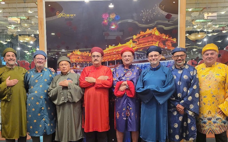 Marcelo Gurruchaga junto al grupo de fotógrafos con trajes tradicionales vietnamitas.
