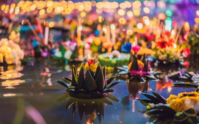 Hacer flotar krathongs en el río Ping