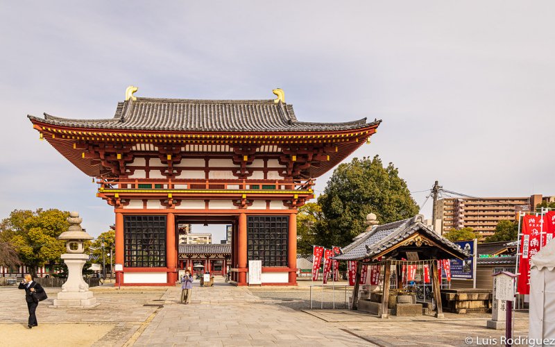gran-puerta-del-oeste-osaka-japon