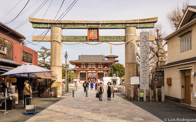 torii-de-piedra-osaka-japon
