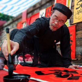 Escribiendo caligrafía para el Tet