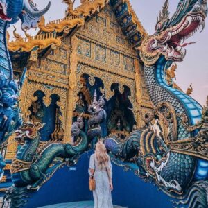 viajante feminina no Wat Rong Suea Ten