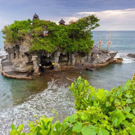 Pura Tanah Lot at sunset