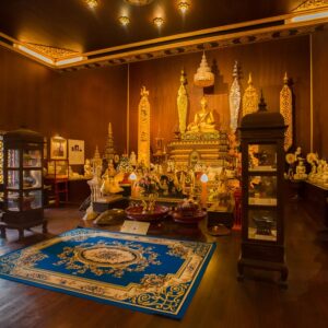 dentro do Wat Phra Chiang Rai